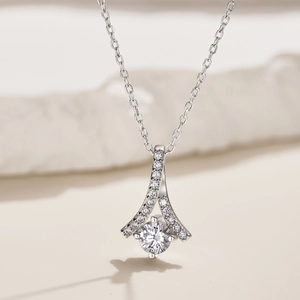 Elegant S925 sterling silver necklace with sparkling round zircon in V-shaped pendant