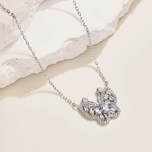 Detail van de S925 sterling zilveren vlinder hanger ketting met baguette zirkonia steen