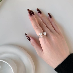 Anello aperto in argento sterling S925 con perle bianche e una brillante pietra di zircone