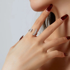 Anello aperto in argento S925 con pietre taglio marquise indossato sull'indice