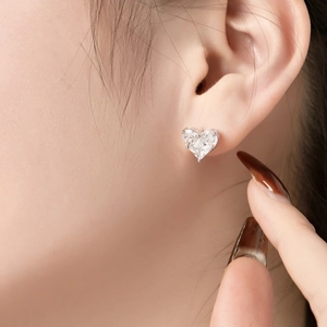 Elegante Herz-Ohrstecker aus S925 Sterlingsilber mit Zirkonia am Modell gezeigt