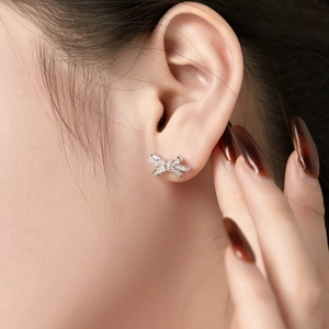 Elegante S925 Sterlingsilber Schleifenohrringe mit Zirkonia-Tropfen an einem Model