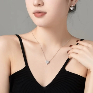 Detail von S925 Sterling Silber Herz Halskette und Ohrringen mit Zirkonia Besatz