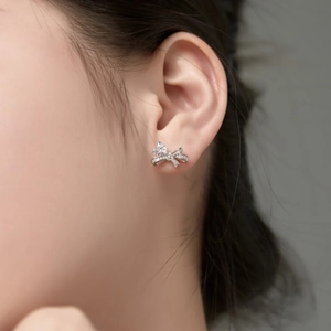 Nahaufnahme von S925 Silber Schleifenohrringen mit funkelnden Zirkonia-Steinen im Pavé-Stil