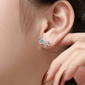 S925 Silber Schleifenohrringe mit blauem Zirkon-Wassertropfen und Mikro-Pavé-Besatz