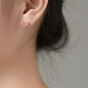 Elegante s925 Silber Herz Ohrstecker mit rosa Zirkon am Modell für einen süßen Stil