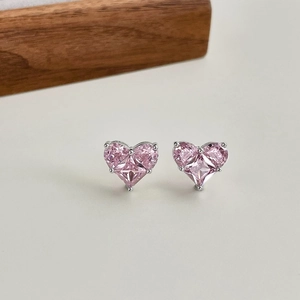 Nahaufnahme von S925 Silber-Ohrsteckern mit rosa herzförmigen Zirkoniasteinen