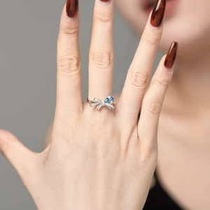 Elegante anello con fiocco in argento S925, gemma blu a goccia e cristalli pavé