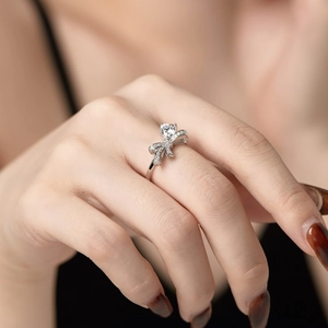 Nahaufnahme des S925 Silberrings mit Bogendesign und Herz-Zirkon-Stein am Finger