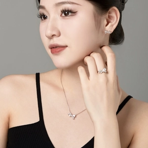 Elegantes S925 Sterlingsilber Schleifen-Schmuckset mit Zirkon-Halskette Ohrringe und Ring