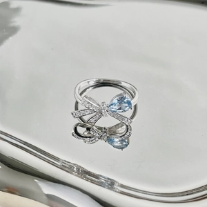 Macro dell'anello a fiocco con pietra a goccia celeste e finitura in argento S925