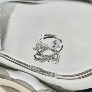 Macro dell'anello con fiocco in argento S925 con zircone a goccia e piccoli diamanti incastonati