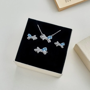 Dettaglio del set di gioielli in argento S925 con fiocchi e gemme blu a goccia