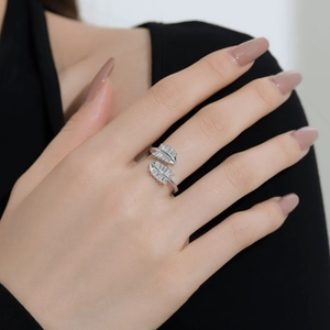 Bague ouverte en argent S925 avec feuilles symétriques en zircon sur la main d'un modèle