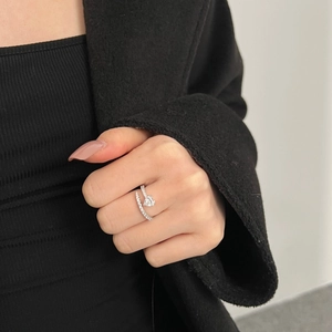 Bague en argent sterling S925 avec cœur et accents brillants sur la main