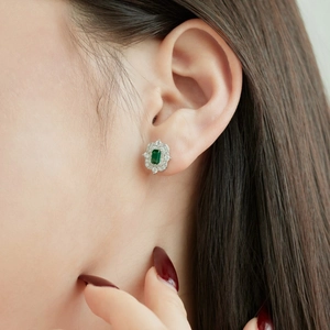 Boucles d'oreilles S925 en argent sterling avec émeraude et entourage de pierres brillantes