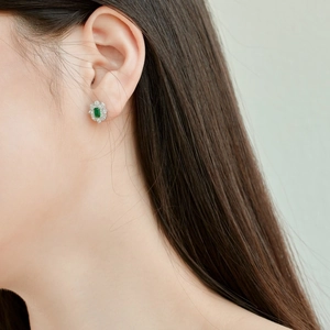 Élégantes boucles d'oreilles clous en argent S925 avec émeraude et halo de diamants