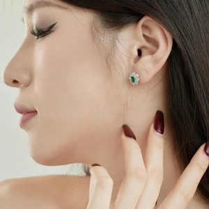 Élégantes boucles d'oreilles S925 en argent et émeraude avec halo de diamants sur mannequin