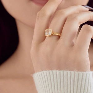 Golden S925 silver ring featuring a large square zircon and cuban link chain band