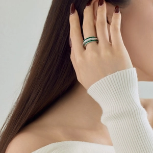 Elegant s925 silver triple-row ring with green emerald-cut stones and white cubic zirconia