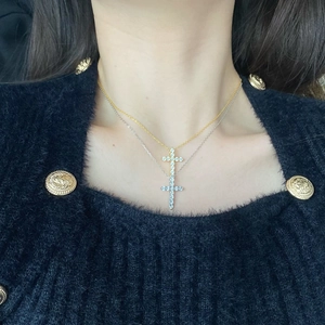 Dettaglio di collane con croce in argento S925 con zirconi scintillanti a strati
