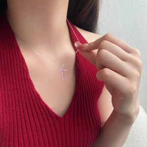 Collana a croce in argento sterling S925 con zirconi rosa indossata da una modella