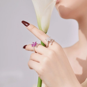 Détail de bagues fleurs en argent S925 avec zircons roses et blancs ajustables