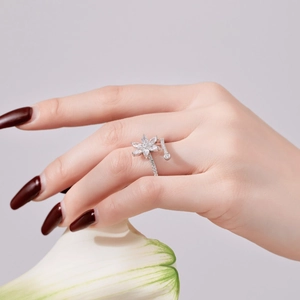 Détail d'une bague tournesol en argent S925 avec zircons taille marquise au doigt