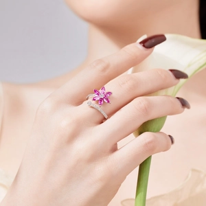 Détail de la bague tournesol en argent S925 avec zircon rose sur doigt de femme