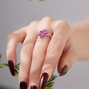 Bague fleur en argent S925 avec zircons roses portee par un mannequin femme