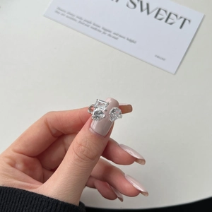 Gros plan d'une bague en argent S925 avec zircons de taille émeraude, cœur et poire