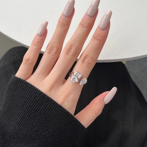 Détail d'une bague en argent S925 avec zircons en forme de cœur, émeraude et poire