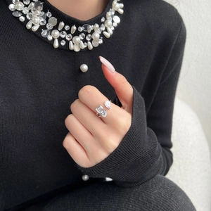 Détail d'une bague ouverte en argent S925 avec zircons en forme de cœur et poire