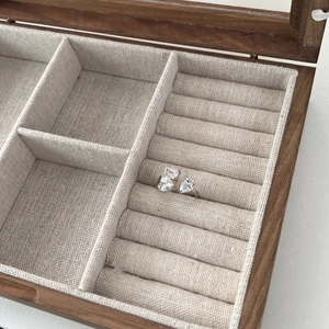 Vue détaillée de la bague en argent S925 avec zircons cœur et rectangle en boîte bois