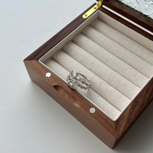 Elegante anello in argento S925 a più strati con zirconi baguette in scatola di legno