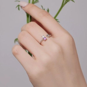 Bague ouverte en argent S925 avec opales roses et détails d'anneau torsadé