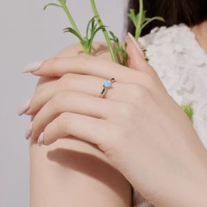 Bague minimaliste en argent sterling S925 avec une opale bleue en forme de coeur