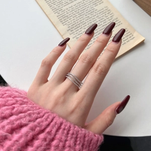 Dettaglio dell'anello a tre file di zirconi in argento 925 sterling indossato