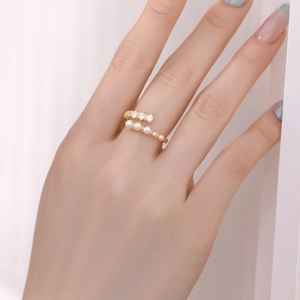 Luxuriöser S925 Silberring in Gold mit runden Perlen und funkelndem Zirkonia für Damen