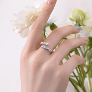 Eleganter S925 Sterlingsilber Ring mit Perlen und Zirkonia an einer weiblichen Hand