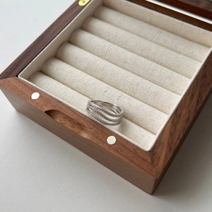 Elegante anello multistrato in argento S925 con pavé di zirconi in scatola di legno
