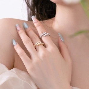 Detail von luxuriösen S925 Sterlingsilber Ringen mit Perlen und Zirkonia am Modellfinger