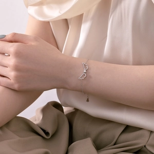 S925 sterling silver bracelet featuring sparkling zircon angel wings on a delicate chain
