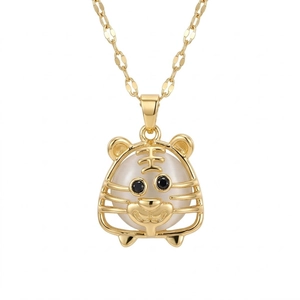 Goldene Halskette mit Tiger-Anhänger aus Katzenauge-Stein und Zirkon-Details
