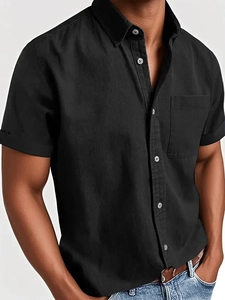 Schwarzes Herren-Kurzarmhemd mit weißen Kontrastknöpfen und Brusttasche im Casual-Look