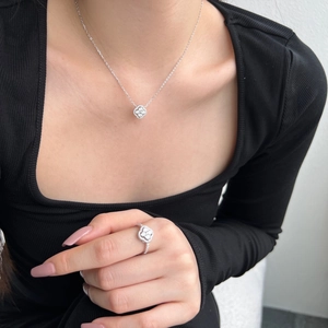 Vue détaillée du collier et de la bague trèfle en argent avec zircons micro-incrustés