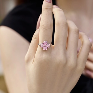 Macro shot of S925 silver four-leaf clover ring with heart-shaped pink cubic zirconia