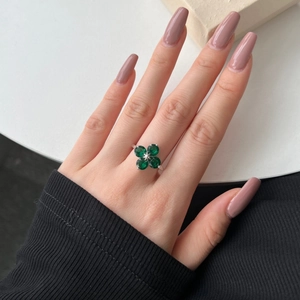 Détail d'une bague en argent s925 avec trèfle à quatre feuilles et zircon vert