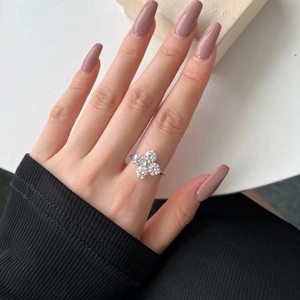 Vue détaillée d'une bague trèfle à quatre feuilles en argent S925 avec zircons brillants