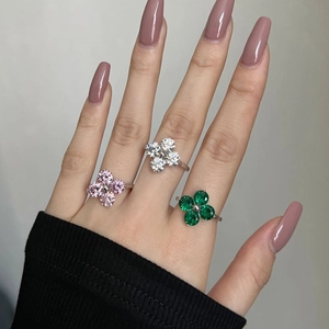 Trois bagues trèfle en argent S925 avec pierres roses, blanches et vertes portées